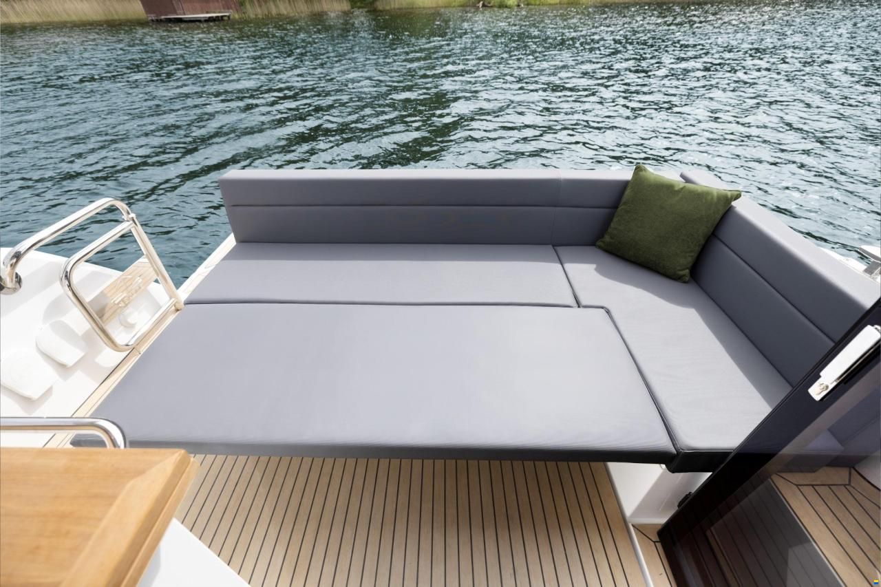 Sealine C335