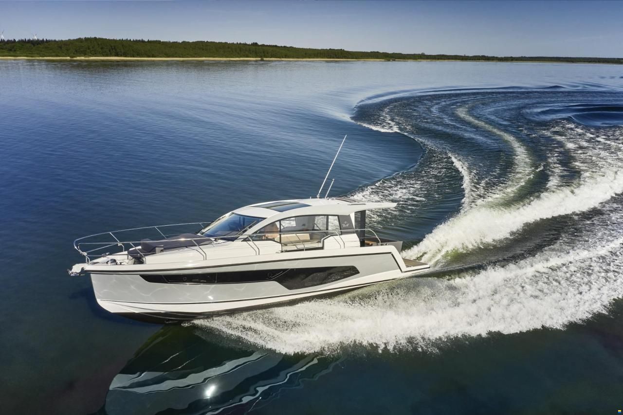 Sealine C335