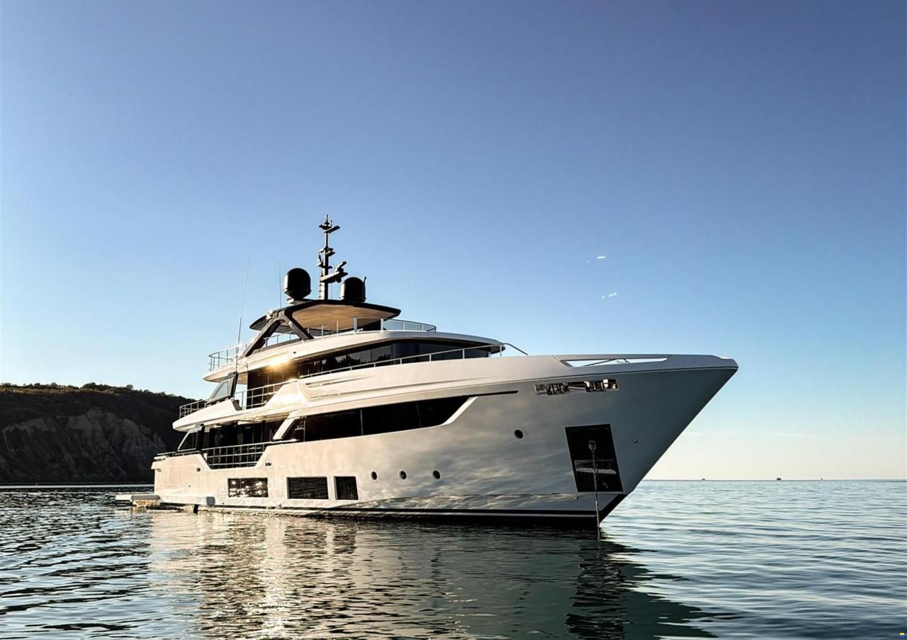 Ferretti Custom Line Navetta 38m