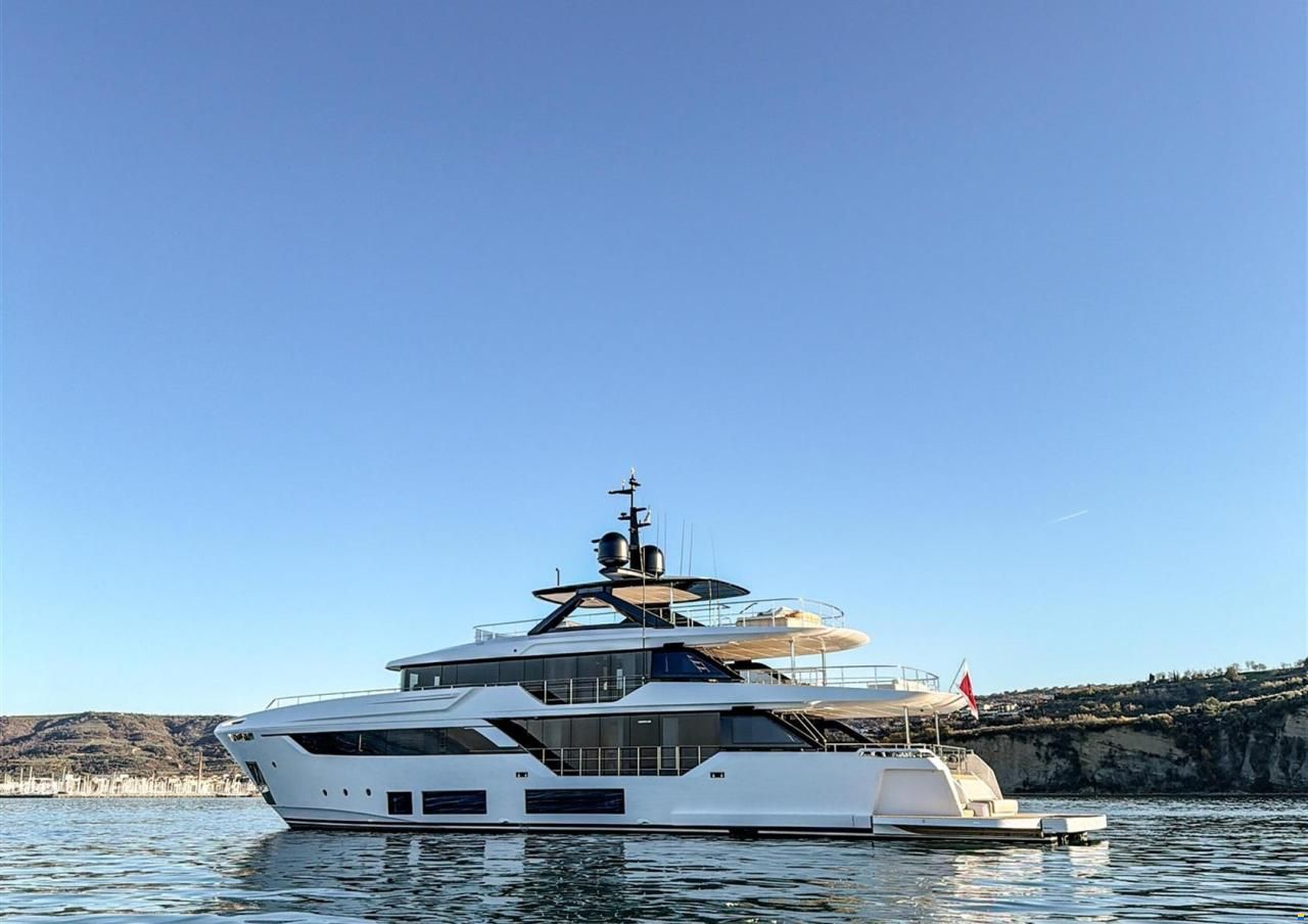 Ferretti Custom Line Navetta 38m