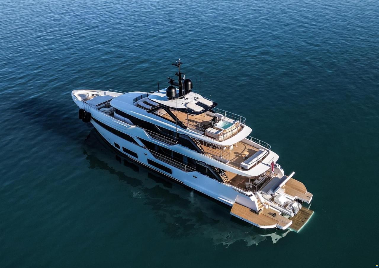 Ferretti Custom Line Navetta 38m