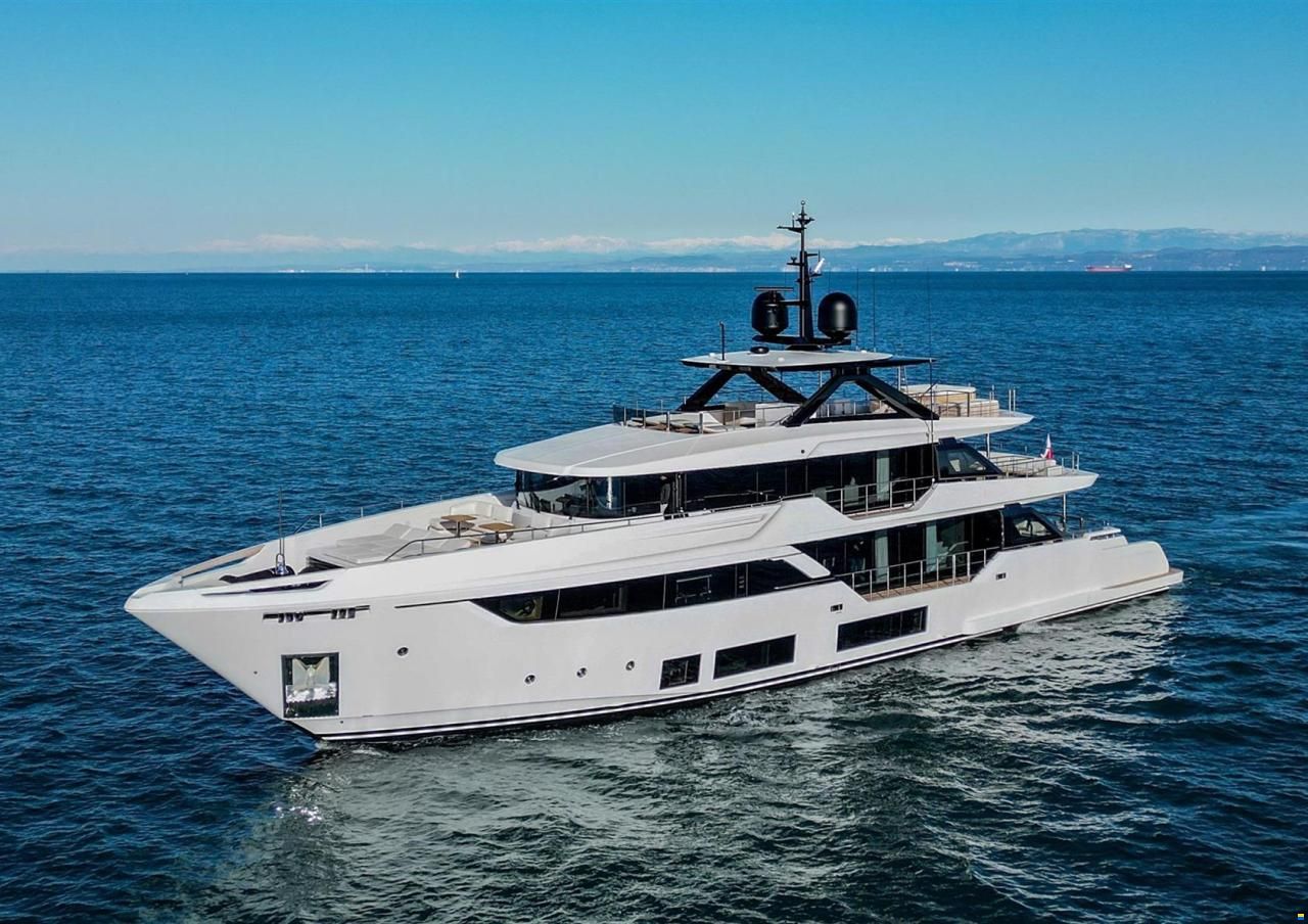 Ferretti Custom Line Navetta 38m