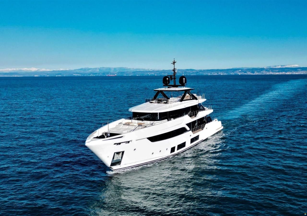 Ferretti Custom Line Navetta 38m