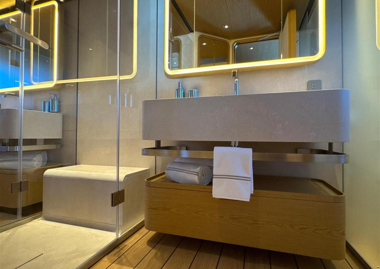 Ferretti Custom Line Navetta 38m