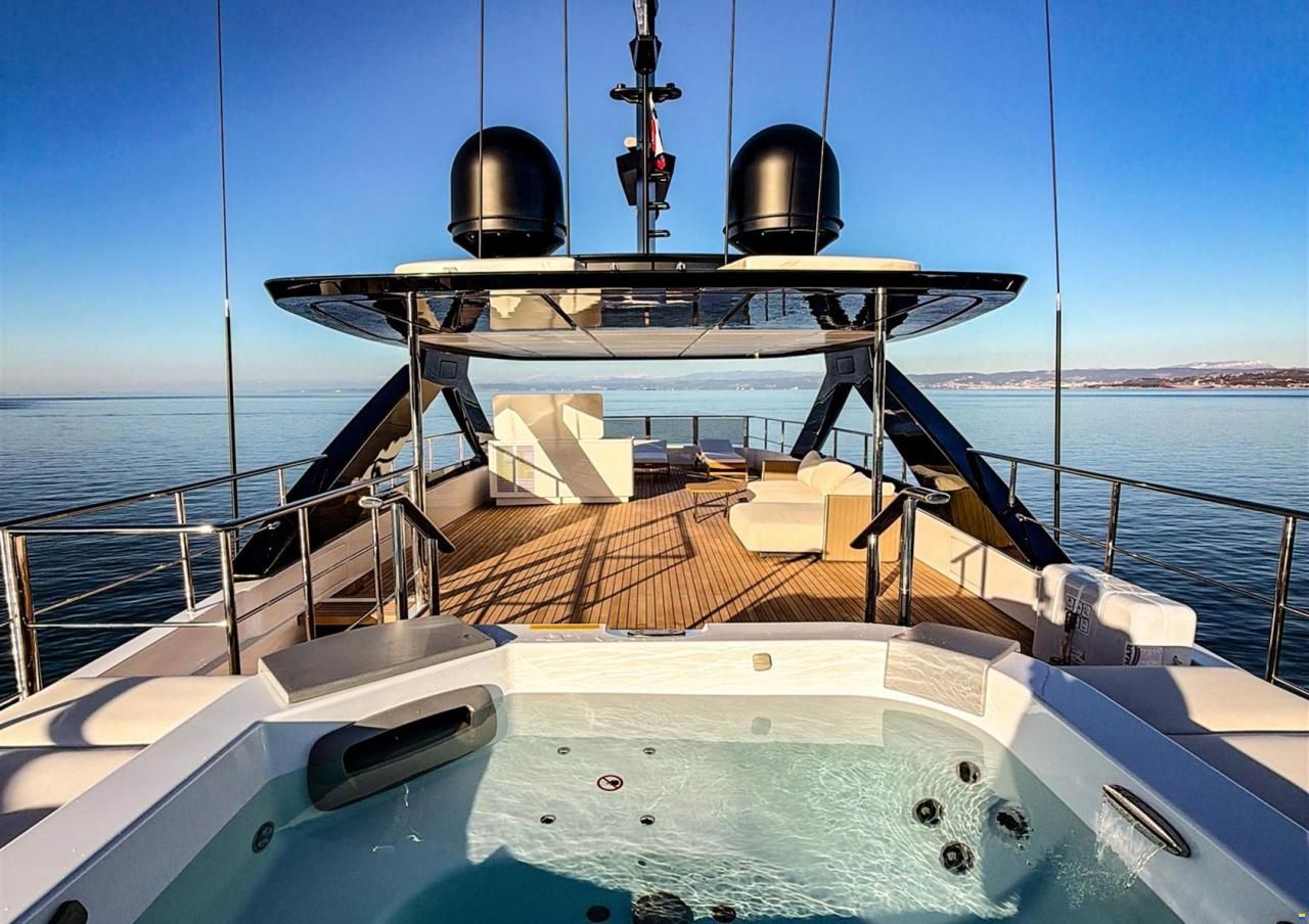 Ferretti Custom Line Navetta 38m