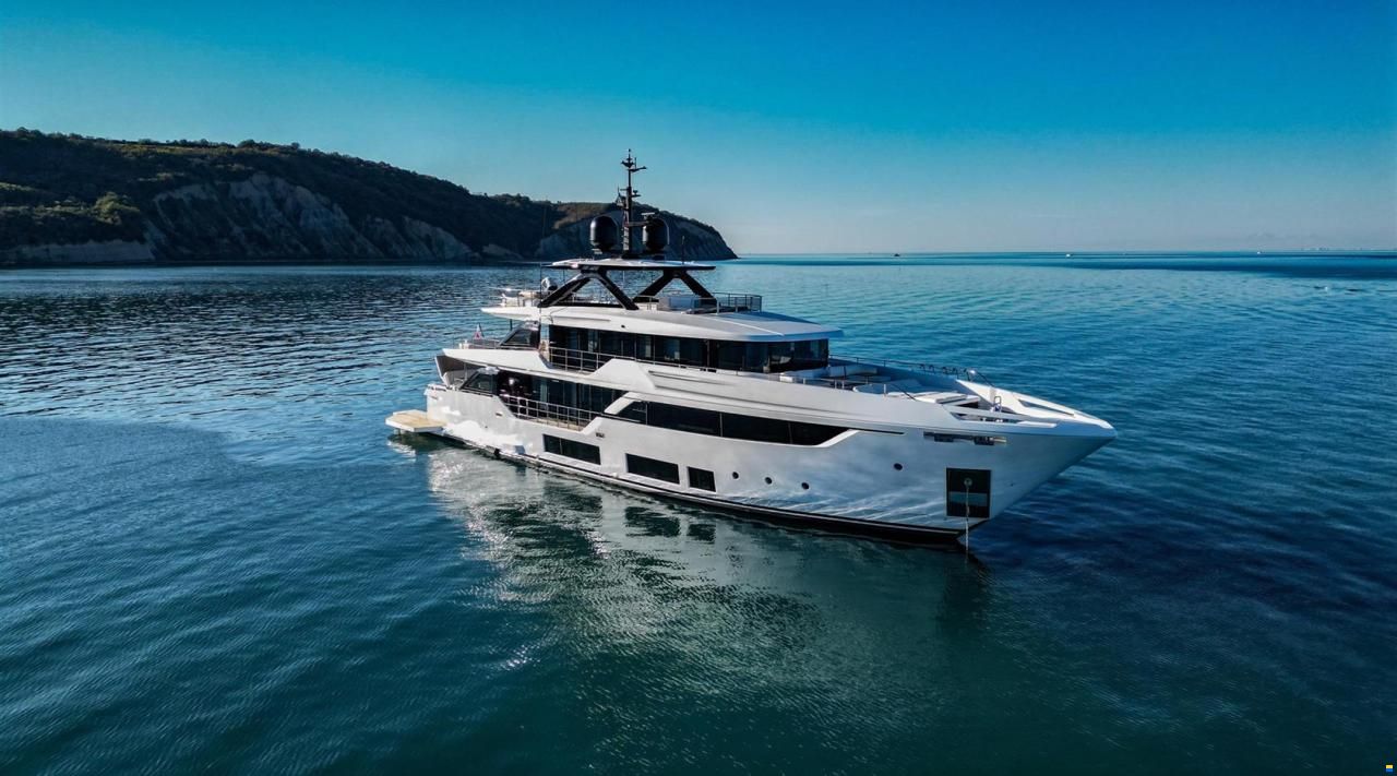 Ferretti Custom Line Navetta 38m