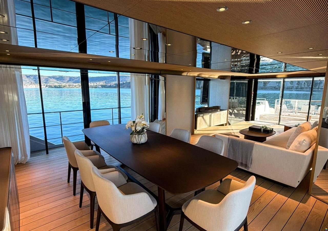 Ferretti Custom Line Navetta 38m