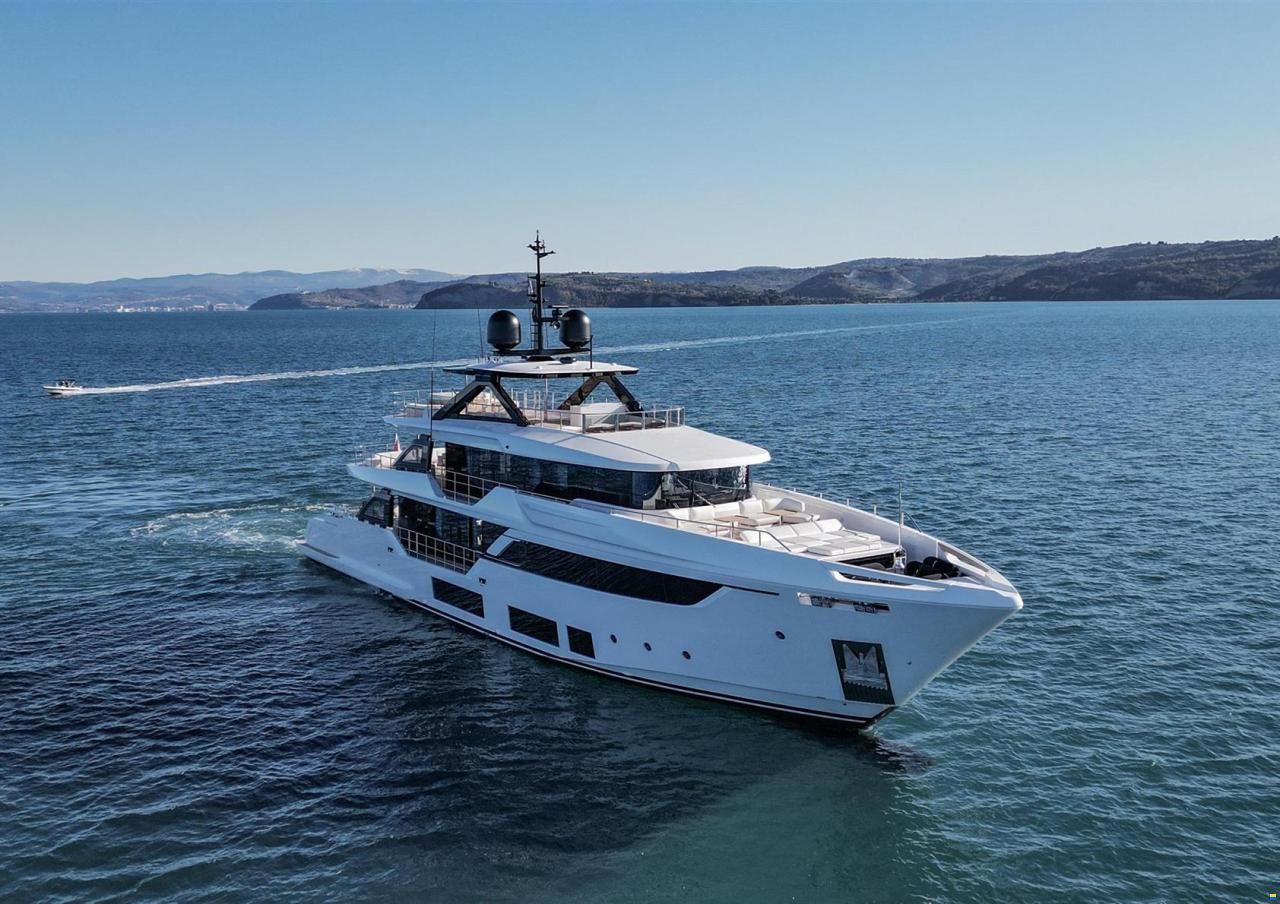 Ferretti Custom Line Navetta 38m
