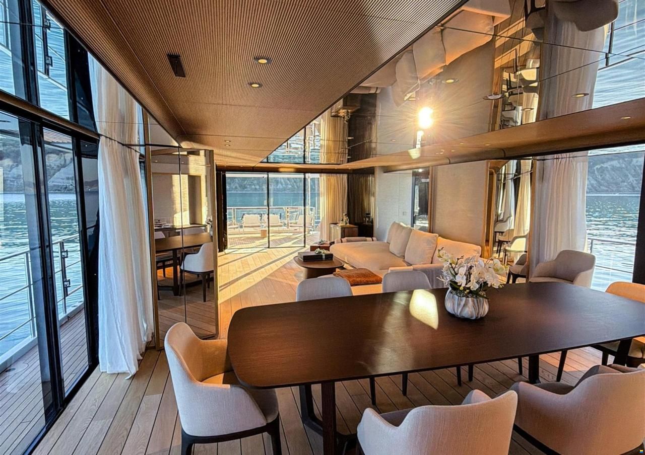 Ferretti Custom Line Navetta 38m