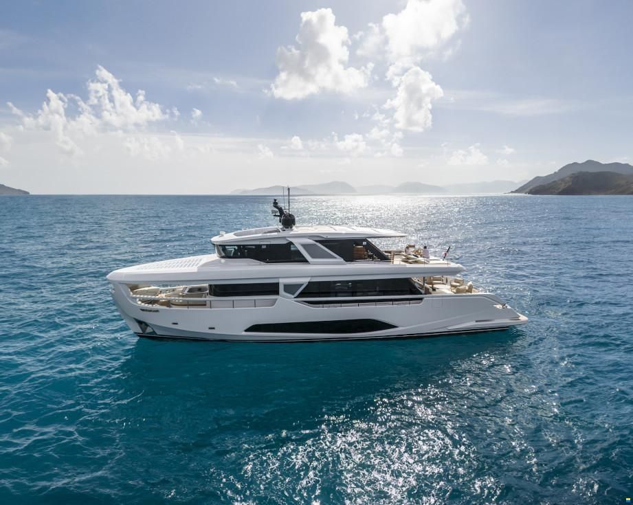 Ferretti Infynito 90