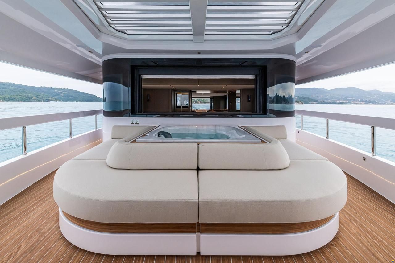 Ferretti Infynito 90