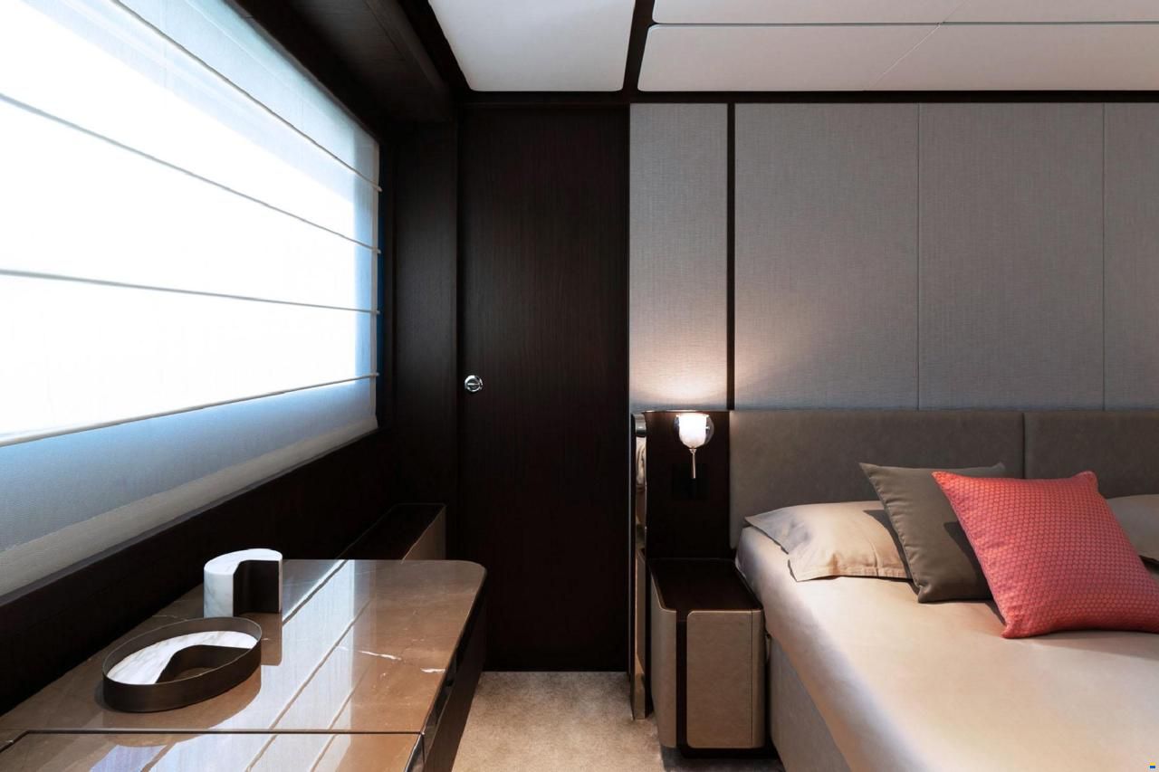 Ferretti 860