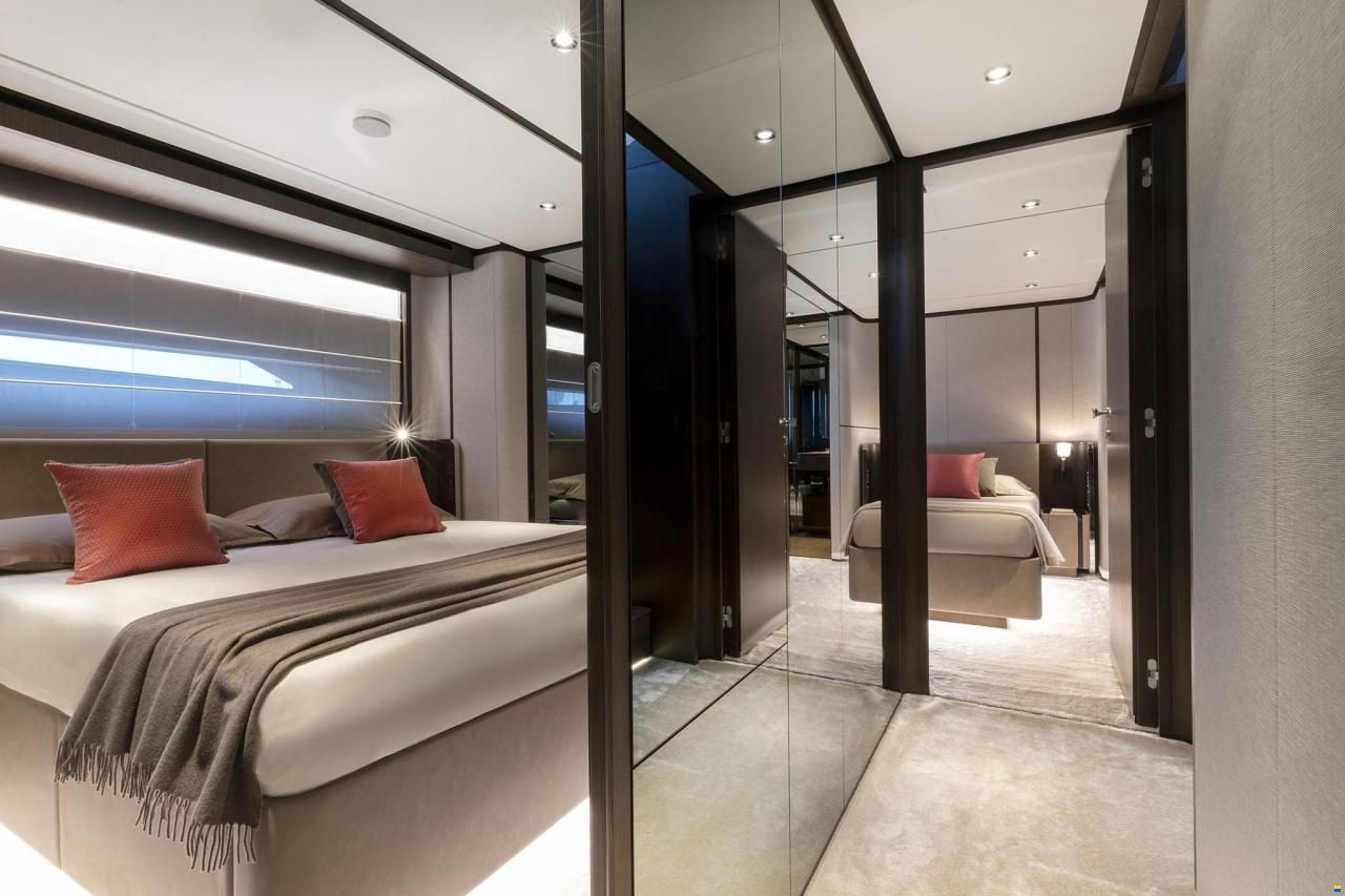 Ferretti 860