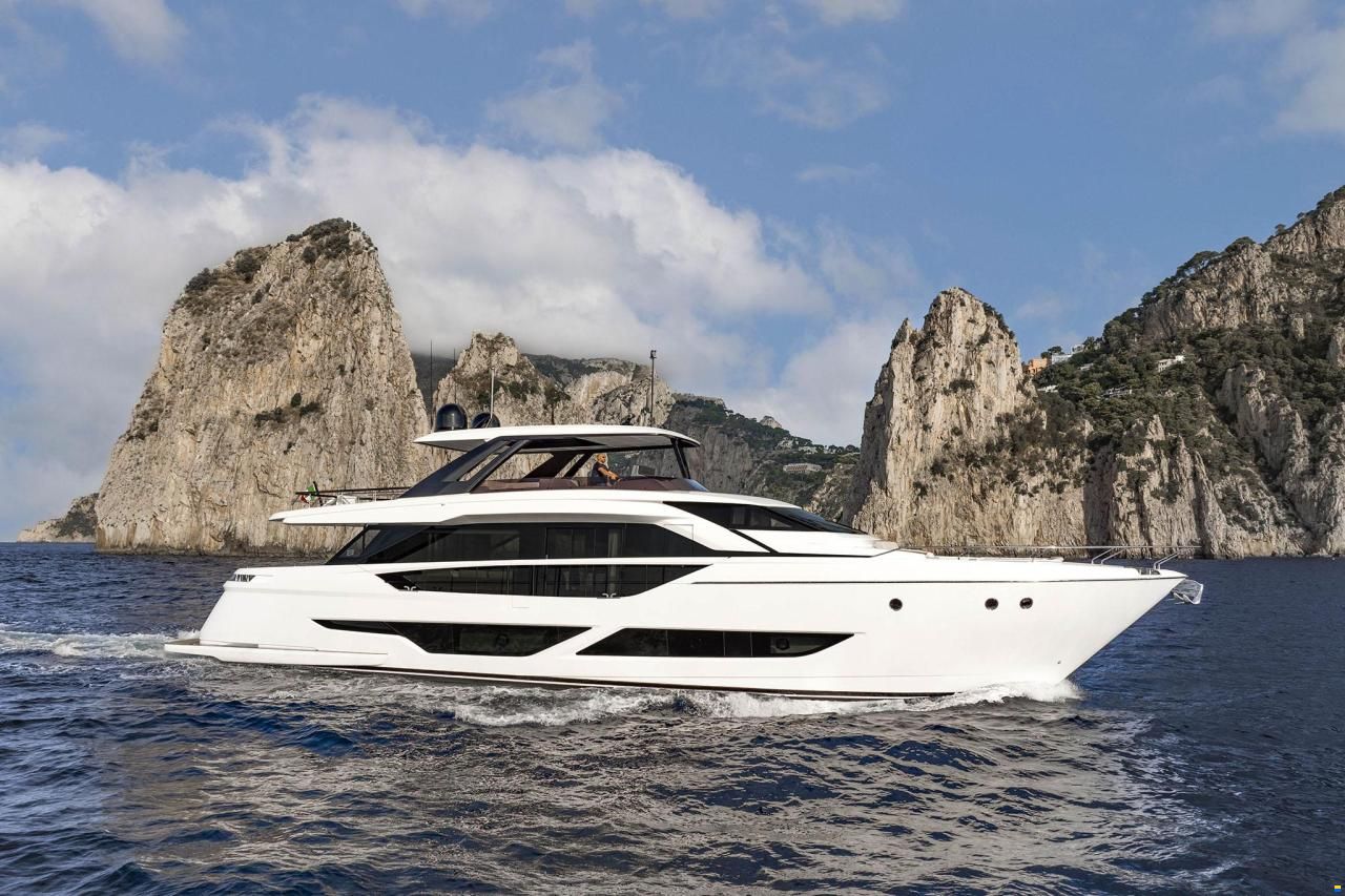Ferretti 860