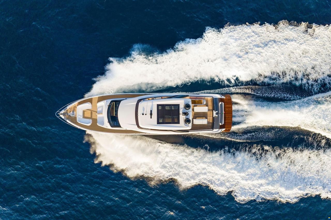 Ferretti 860