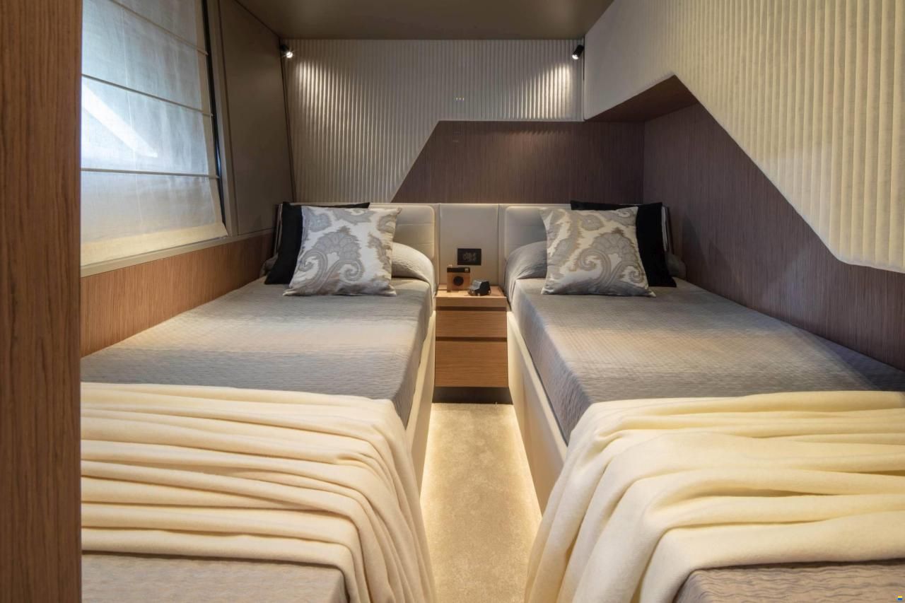 Ferretti 720