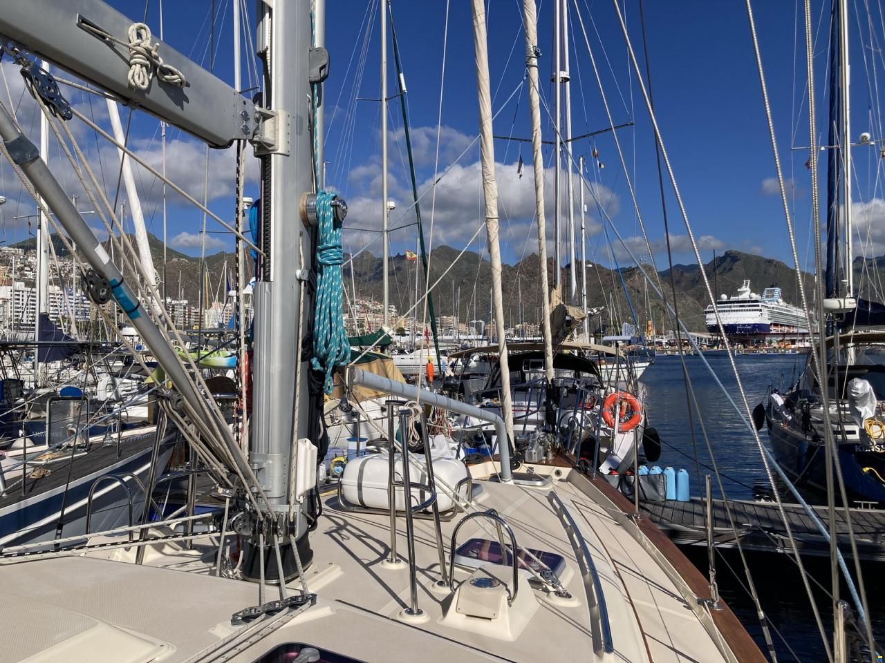 Island Packet 485