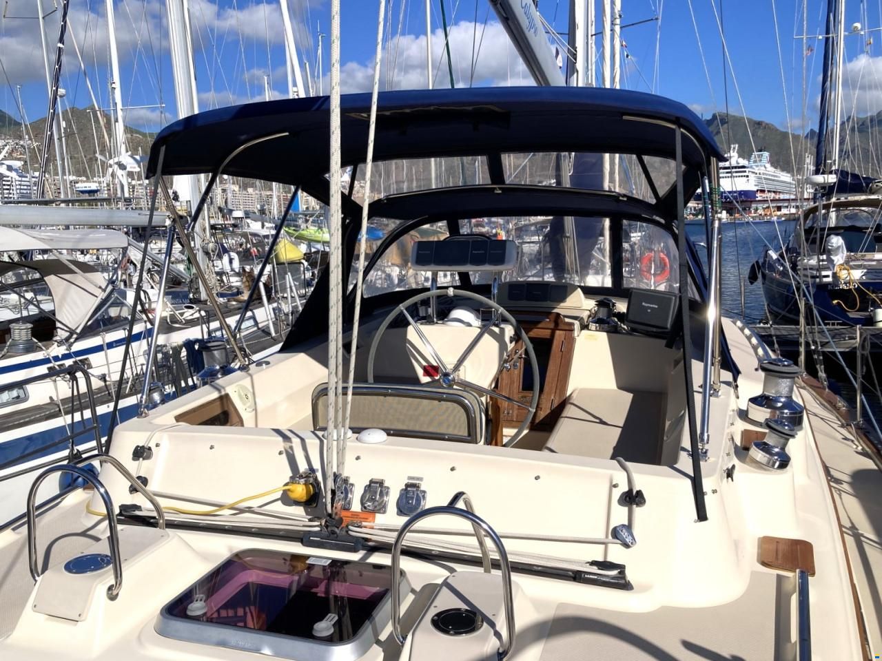 Island Packet 485