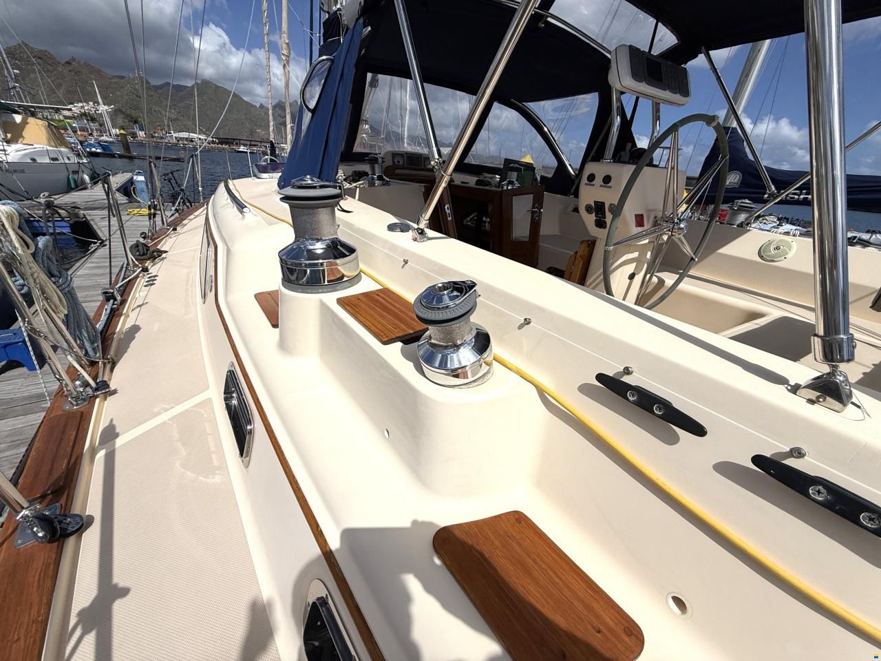 Island Packet 485