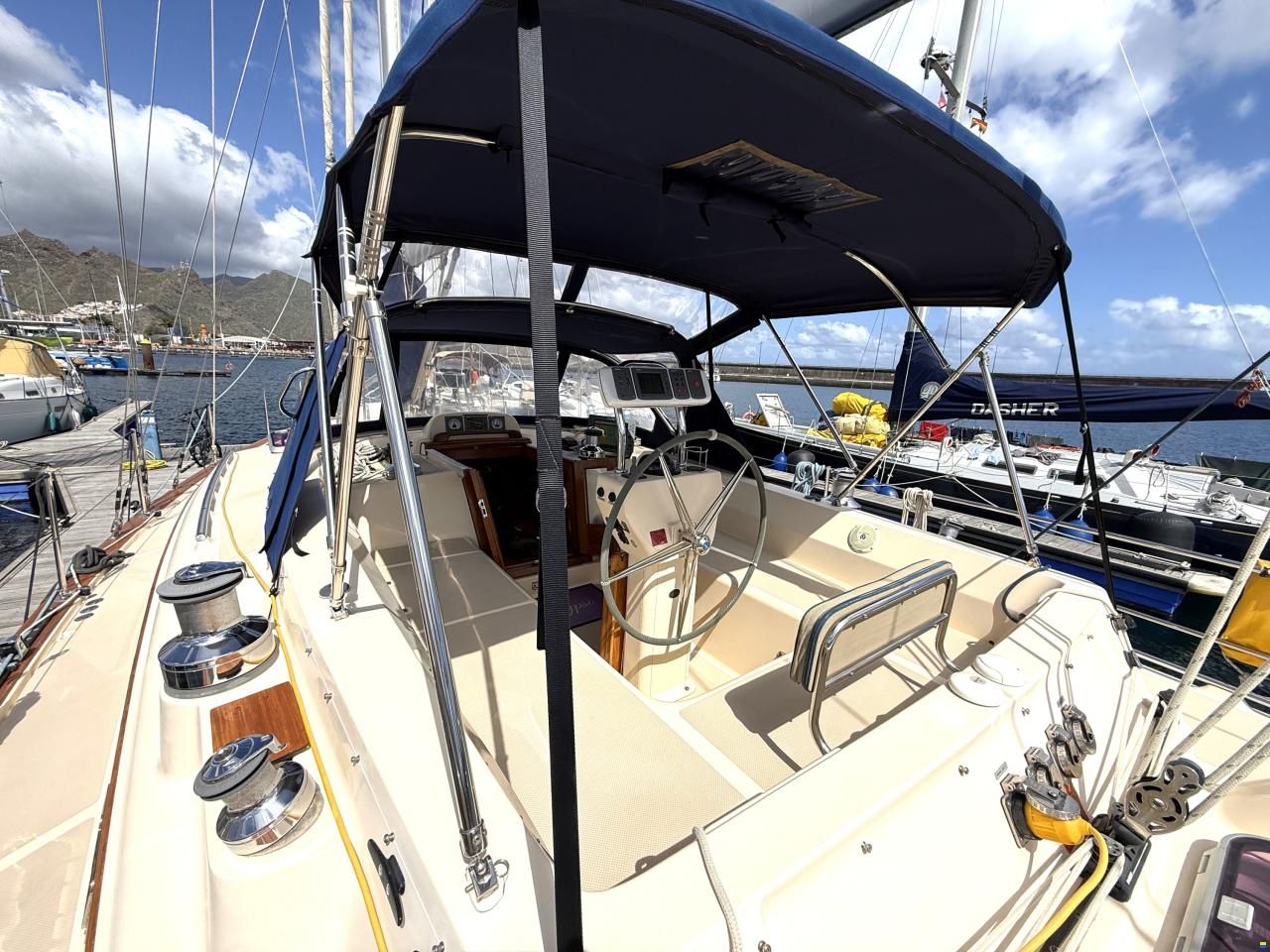 Island Packet 485