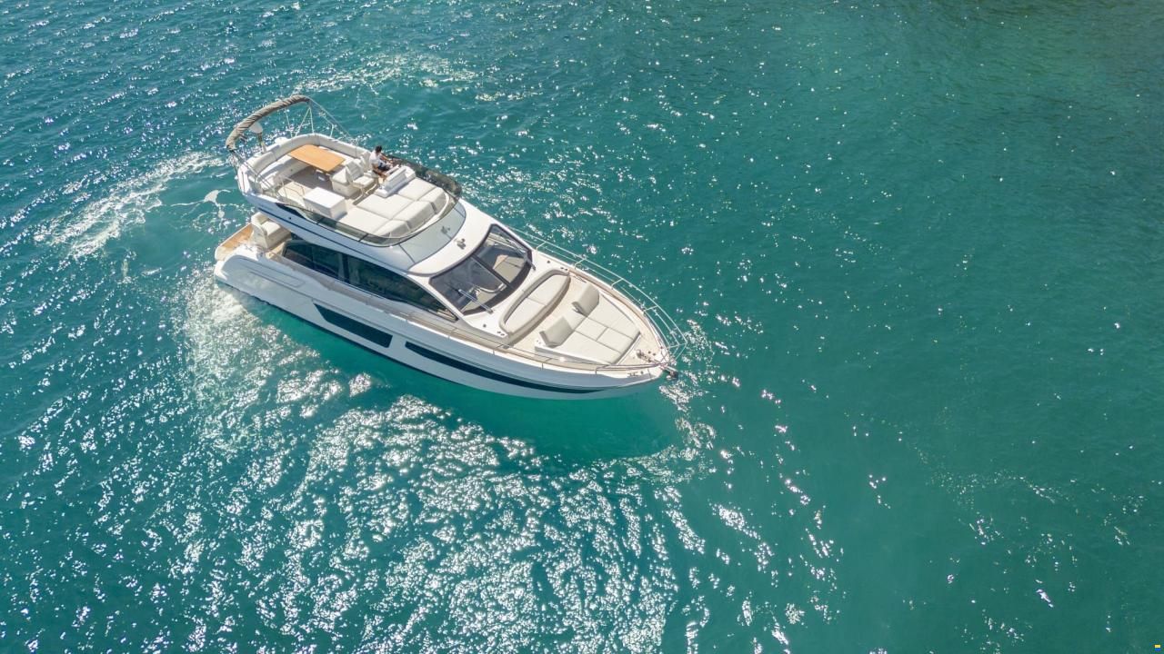 Azimut 53