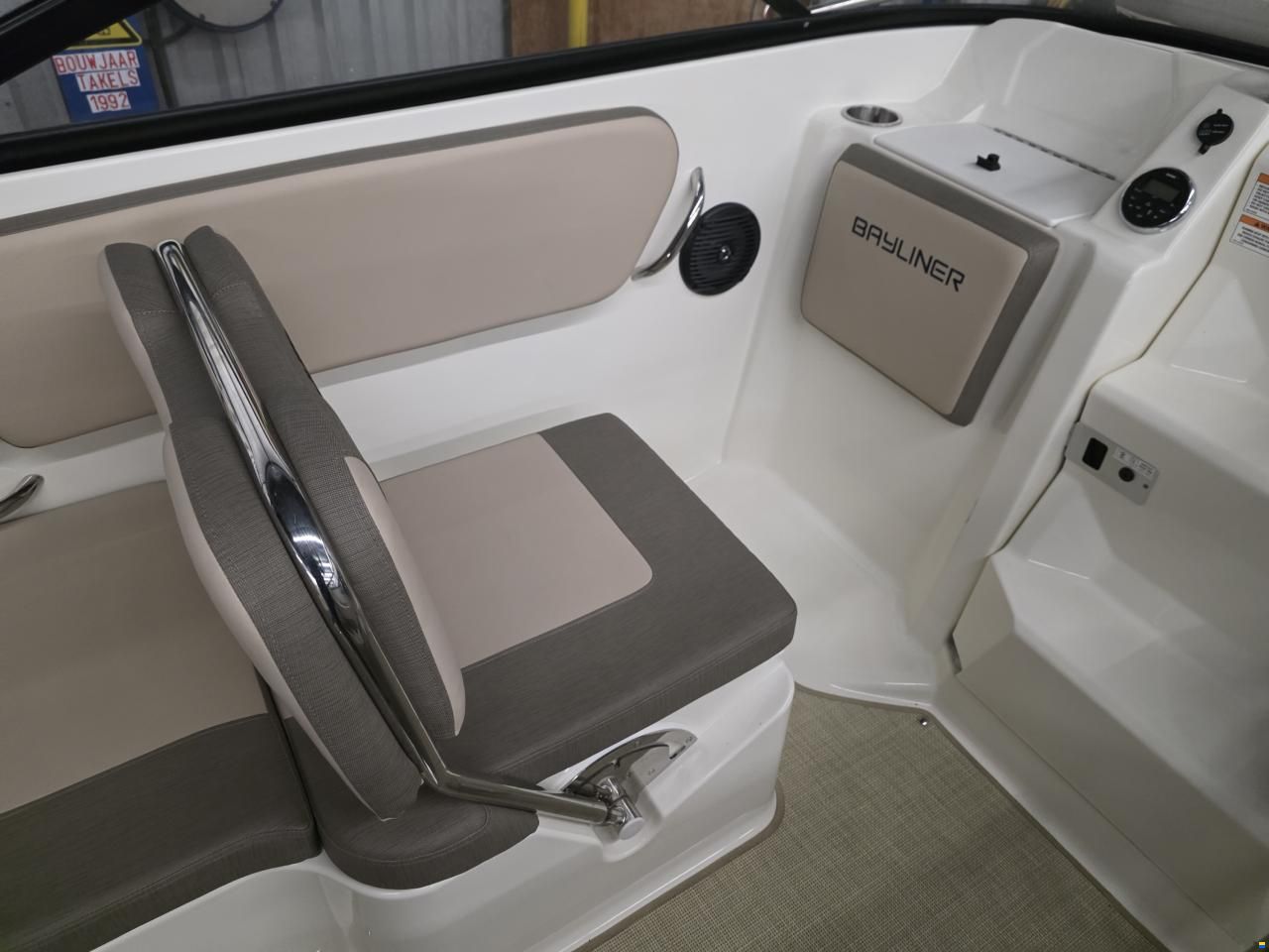 Bayliner VR5 cuddy