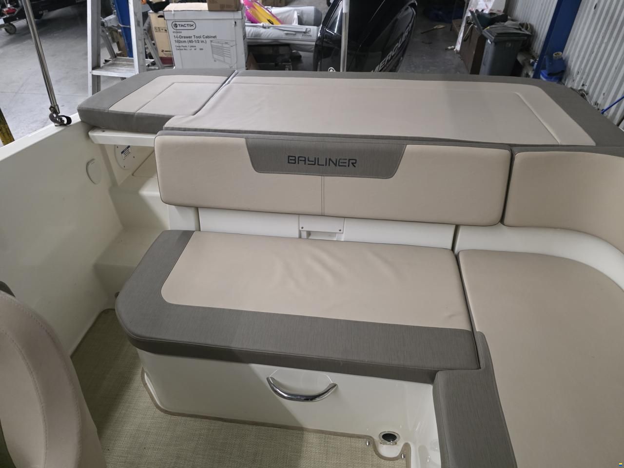 Bayliner VR5 cuddy
