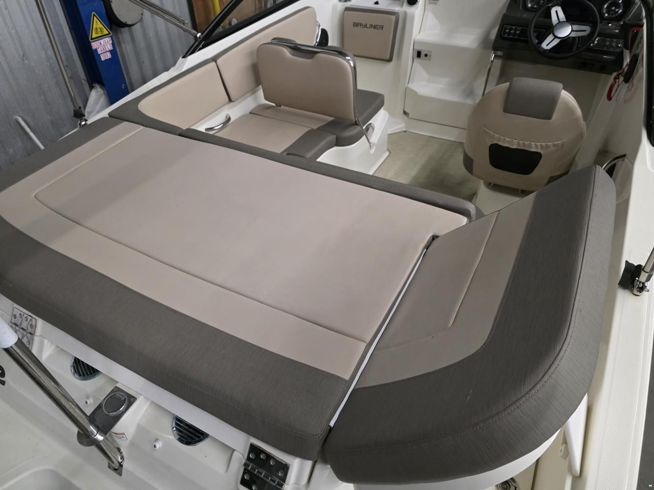 Bayliner VR5 cuddy