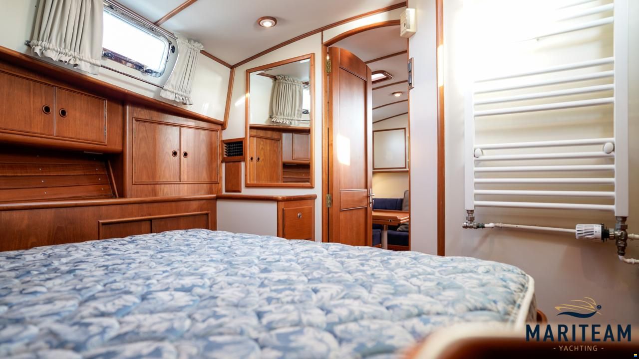 Grand Banks Eastbay 38 HX
