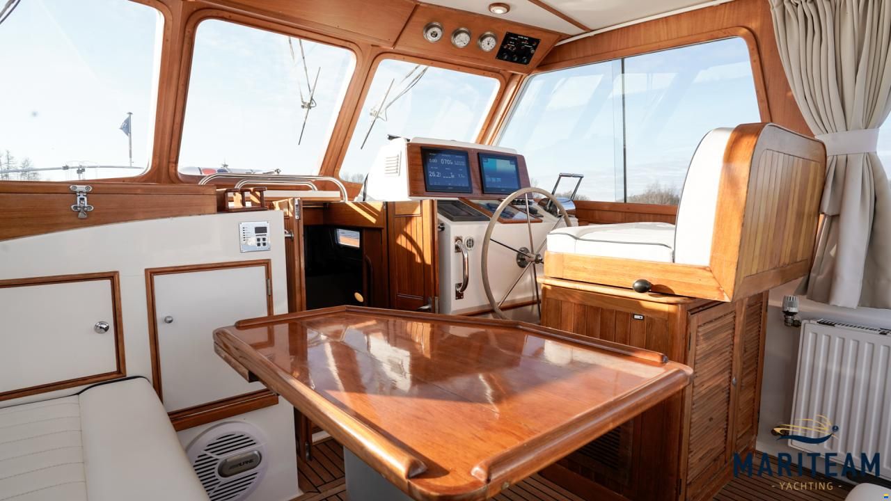 Grand Banks Eastbay 38 HX