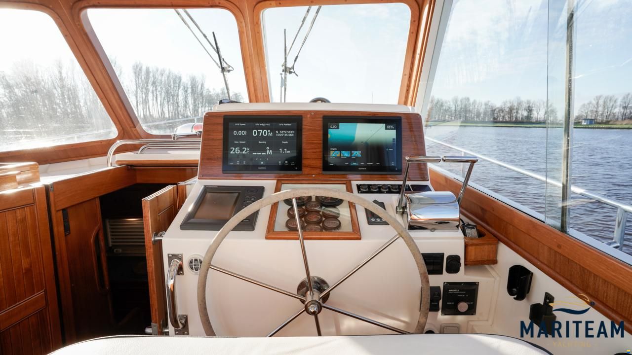 Grand Banks Eastbay 38 HX