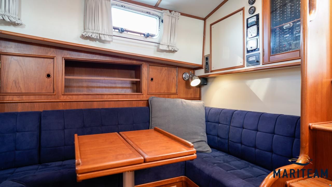 Grand Banks Eastbay 38 HX