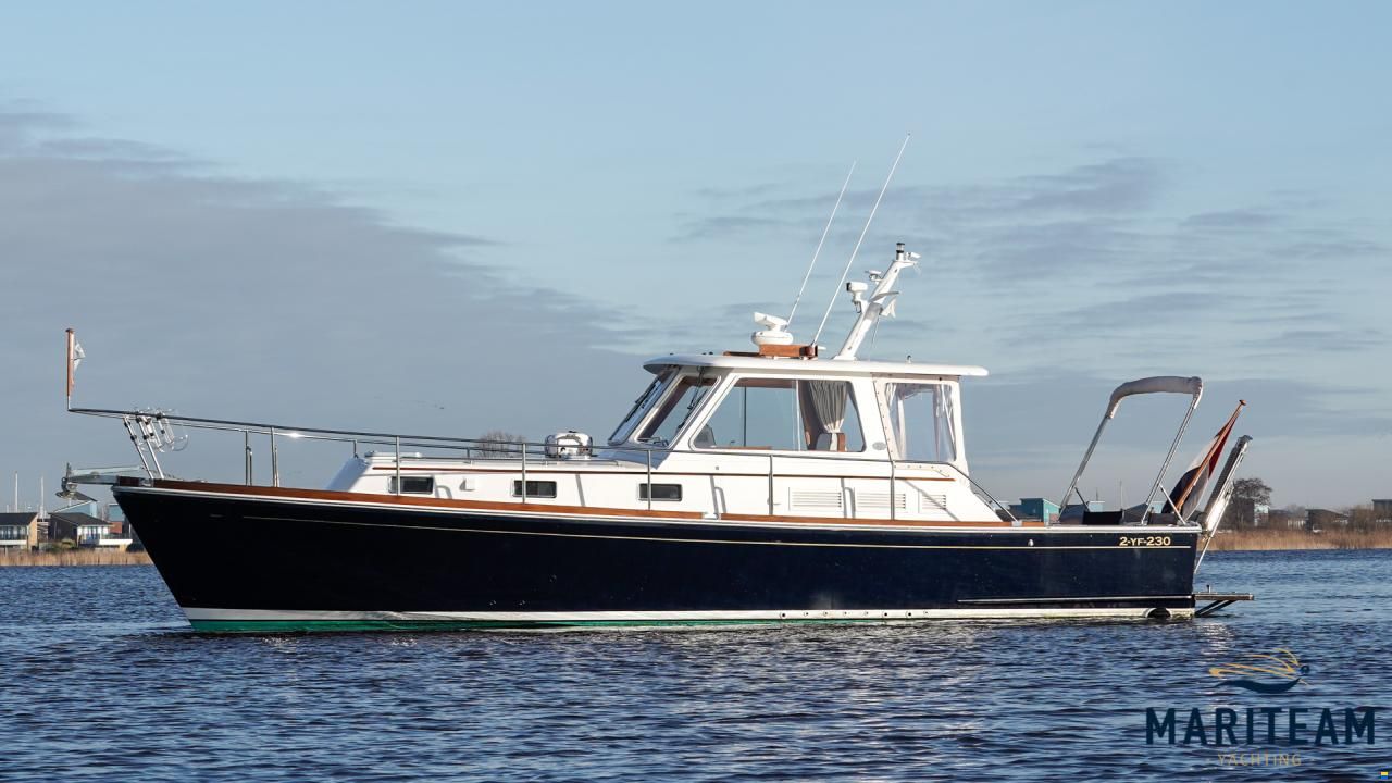 Grand Banks Eastbay 38 HX
