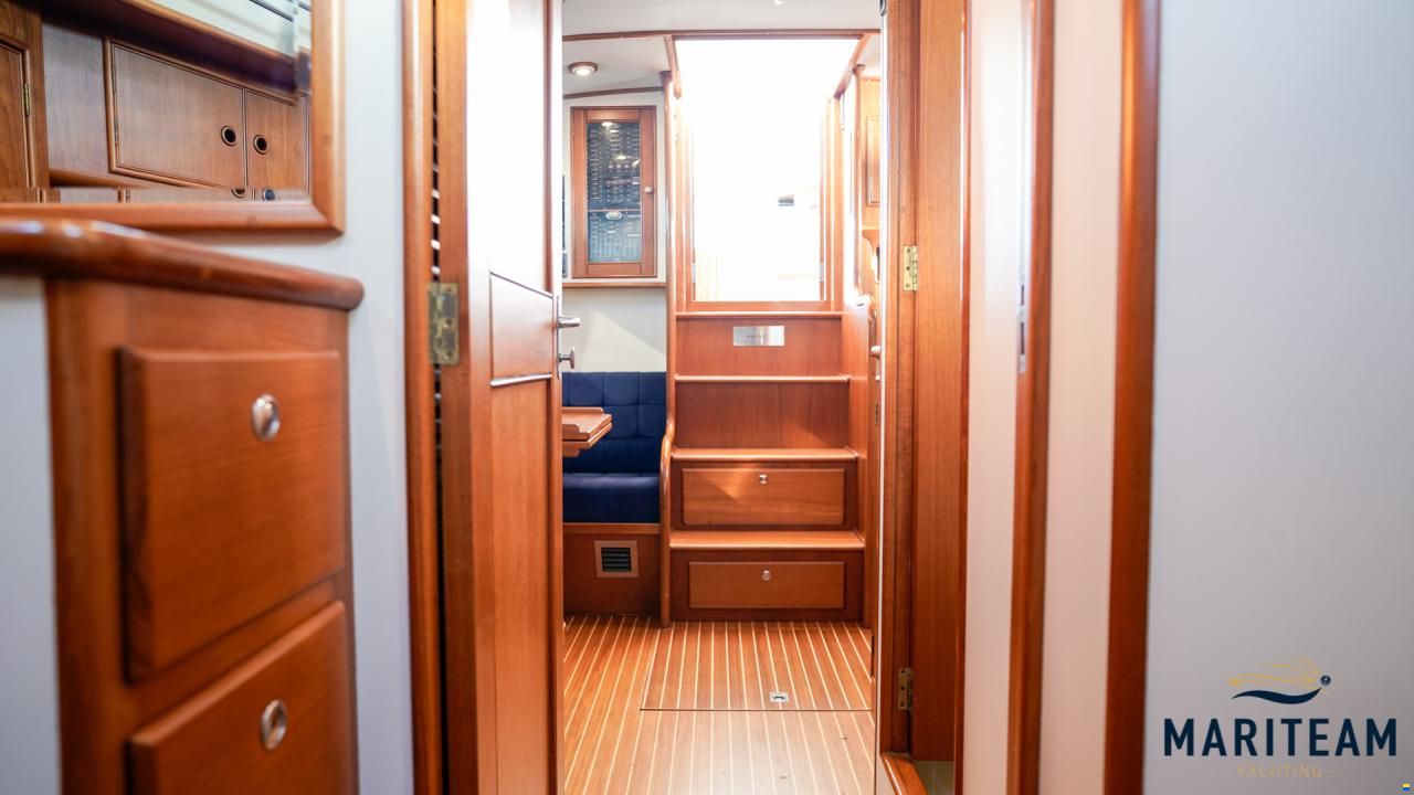 Grand Banks Eastbay 38 HX