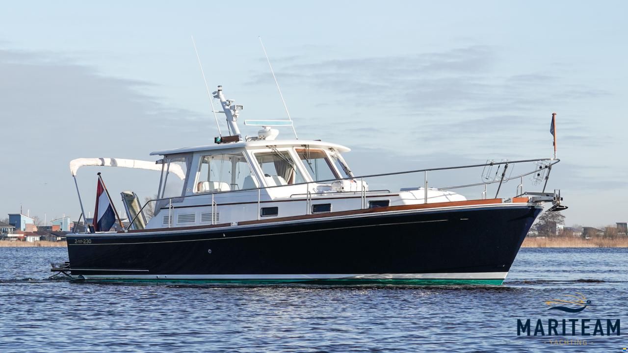 Grand Banks Eastbay 38 HX