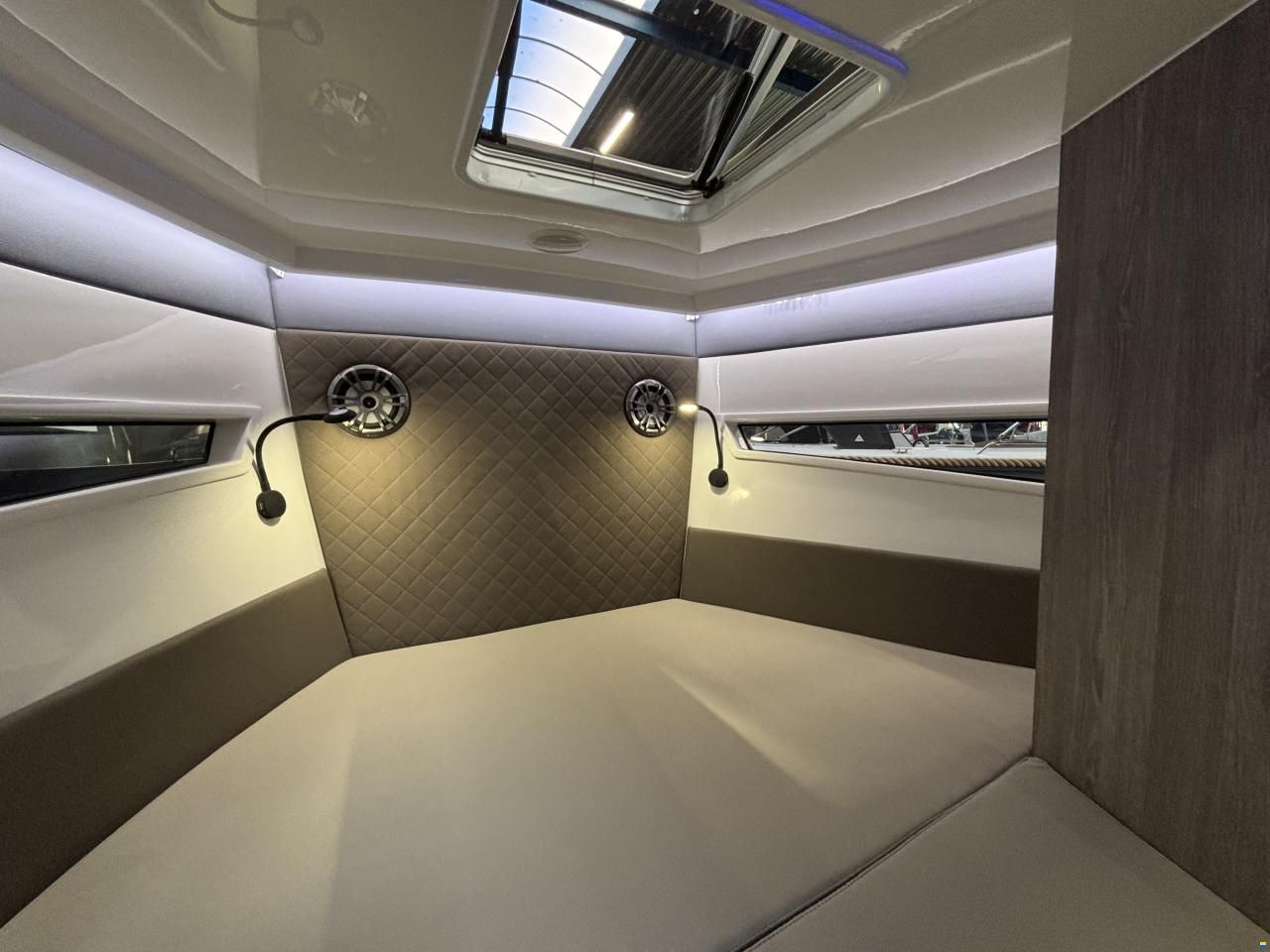 Maxima 800 Cabin