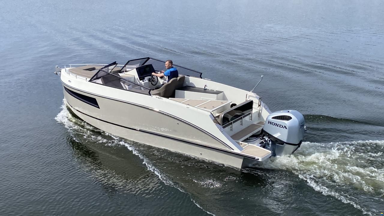 Maxima 800 Cabin