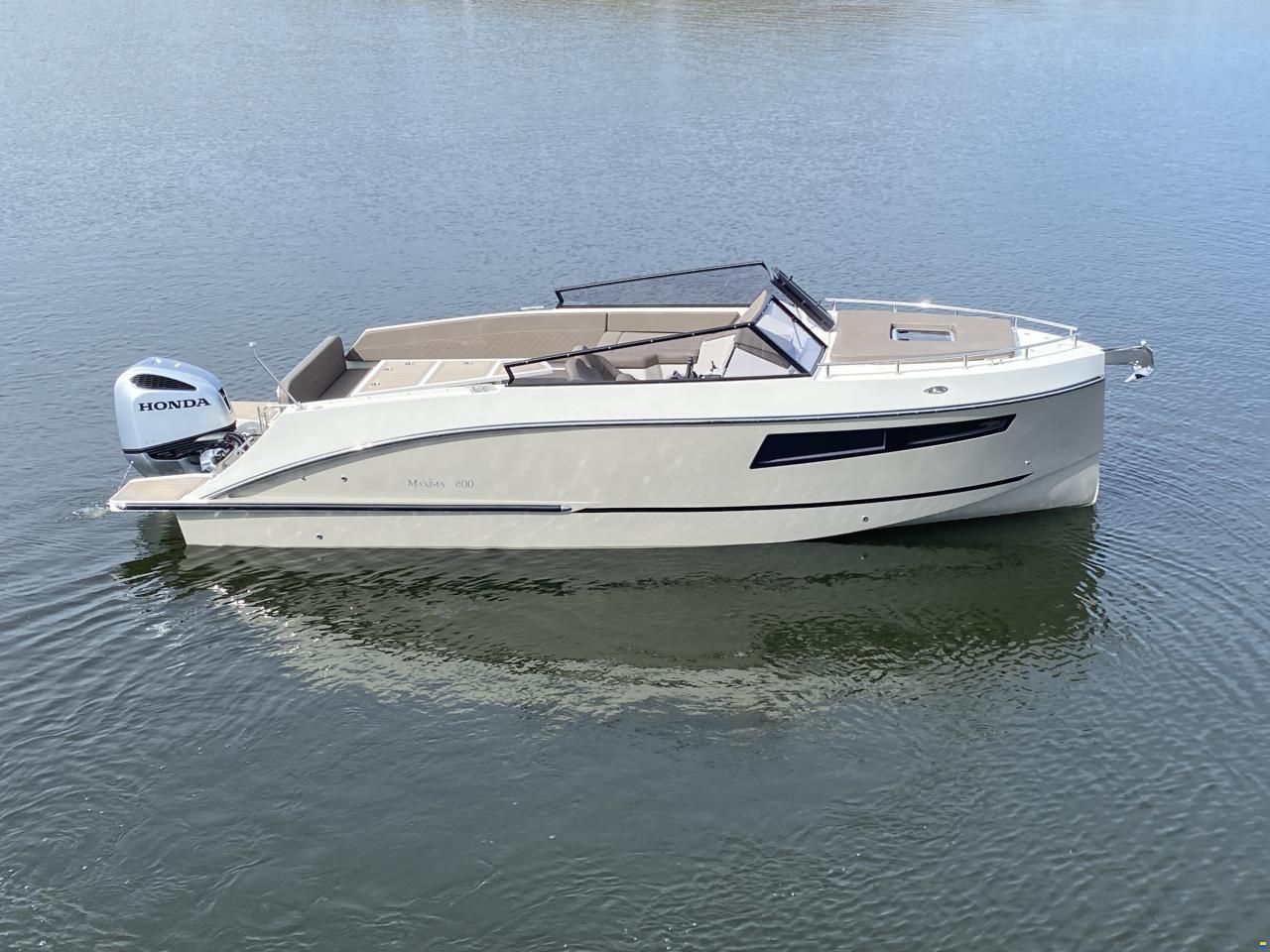 Maxima 800 Cabin