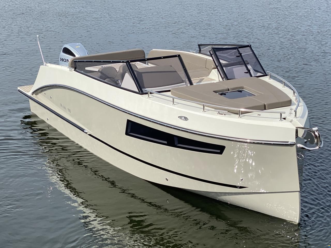 Maxima 800 Cabin