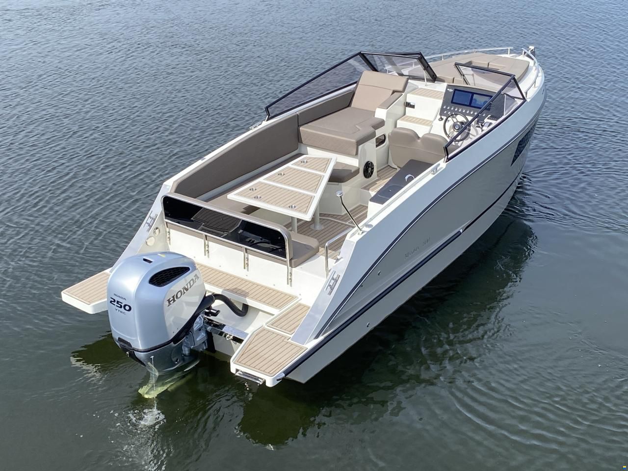 Maxima 800 Cabin