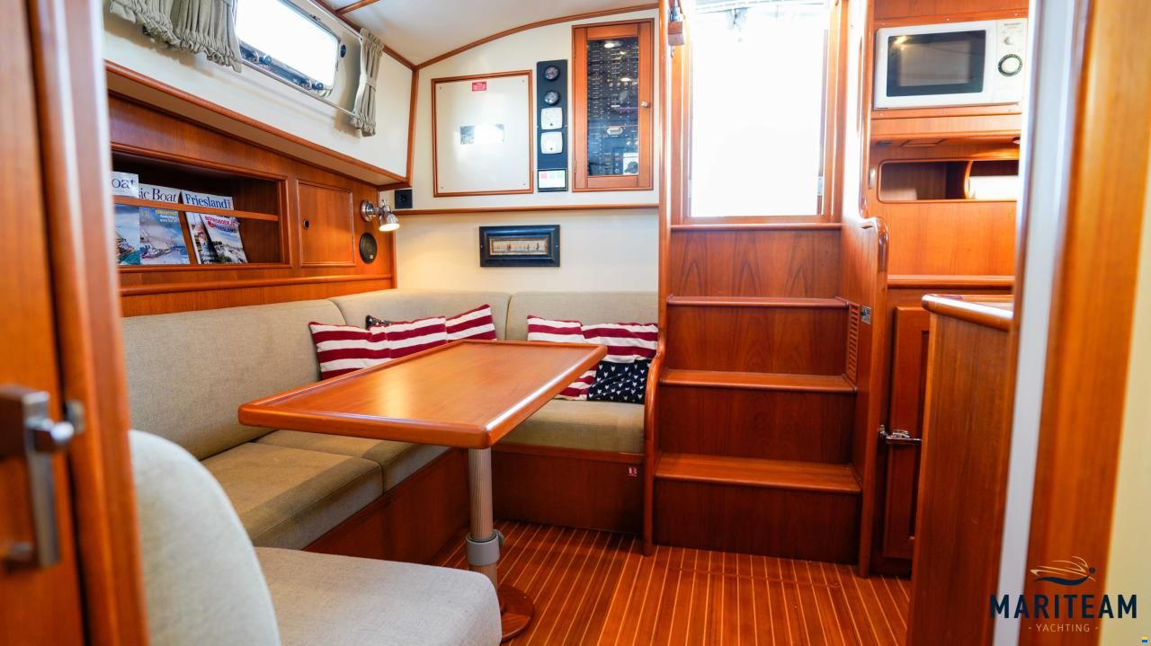 Grand Banks Eastbay 38 EX