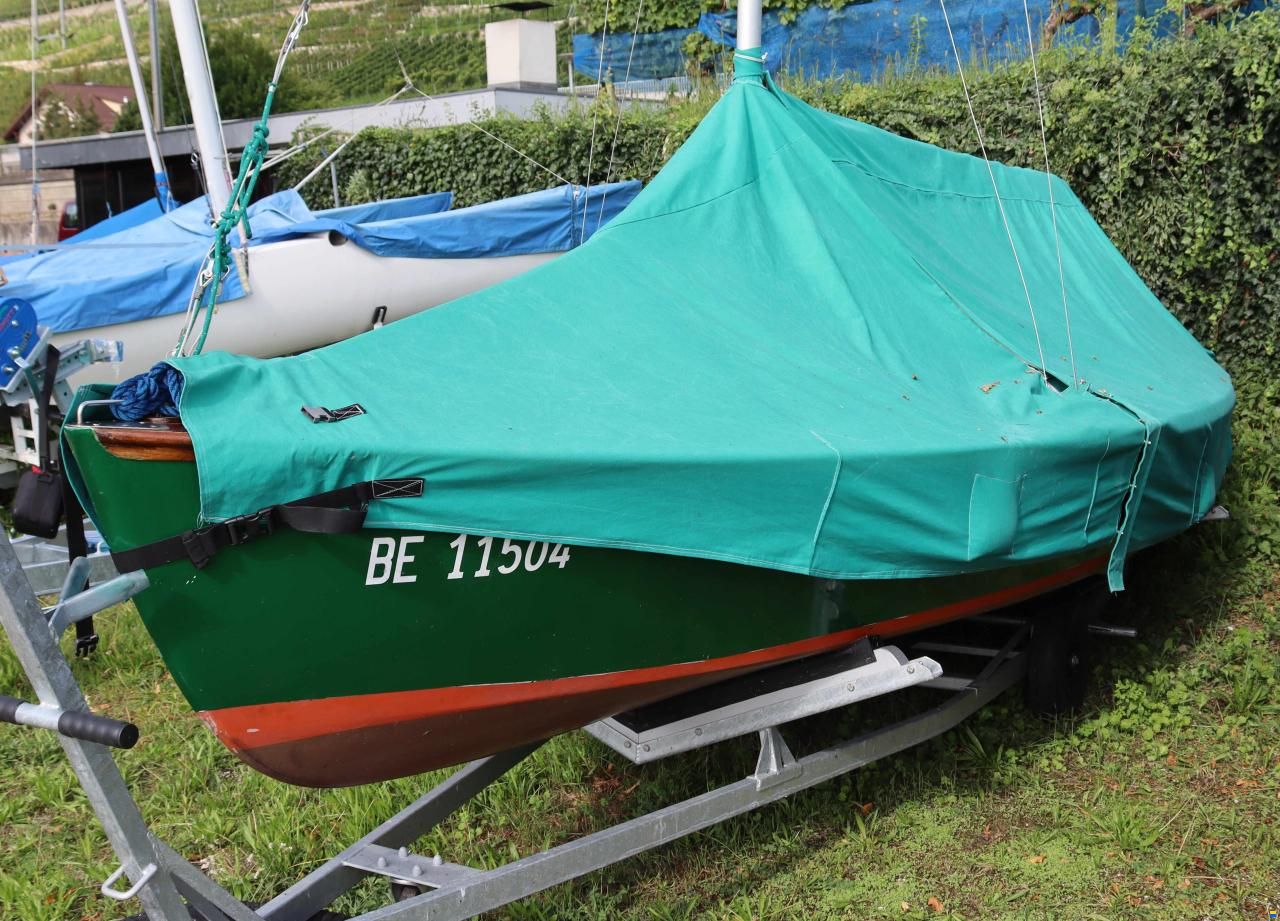 Linnekuhl Werft Schwertzugvogel mit Strassentrailer