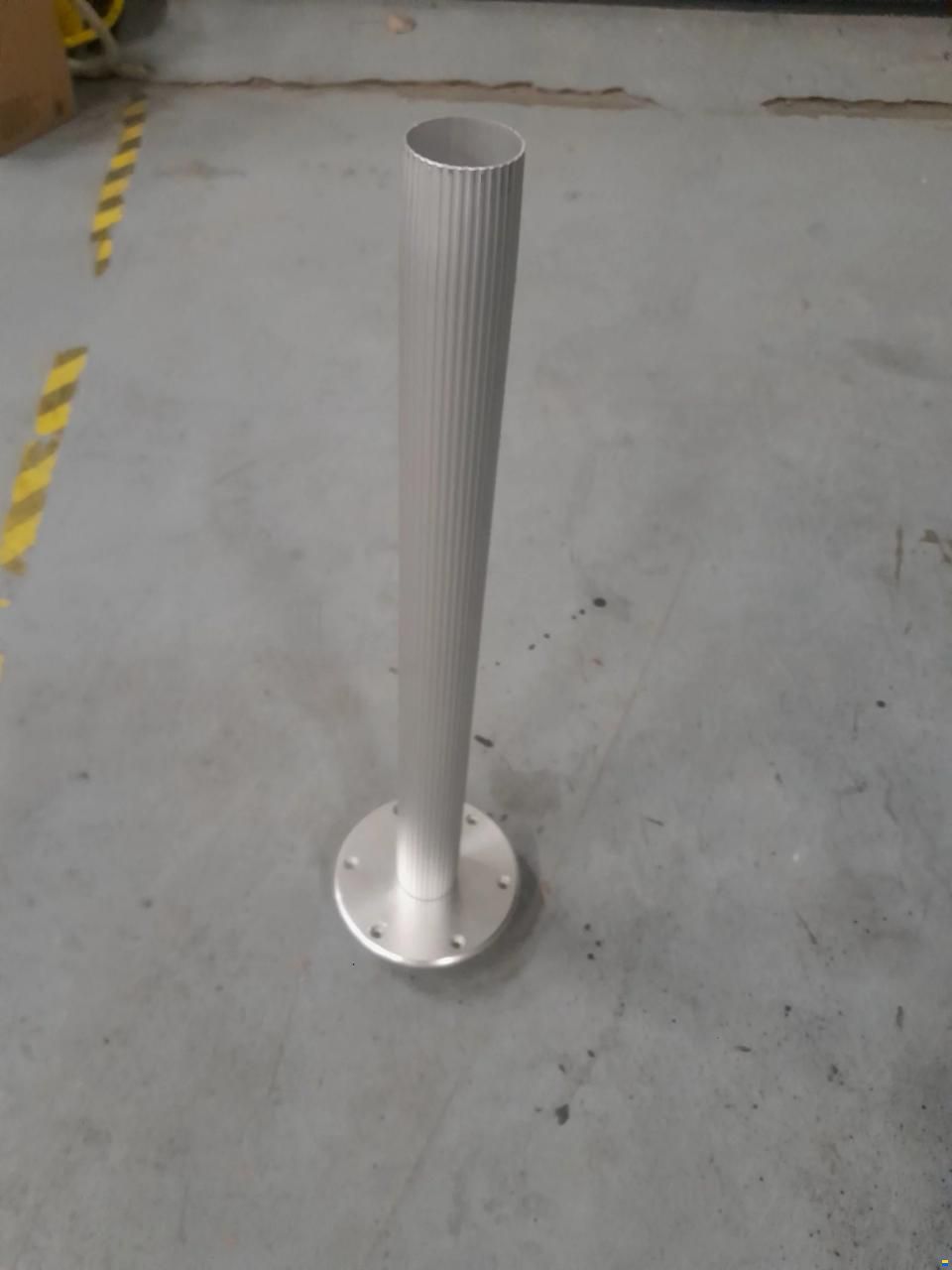 Table pour bateau avec socle et tube