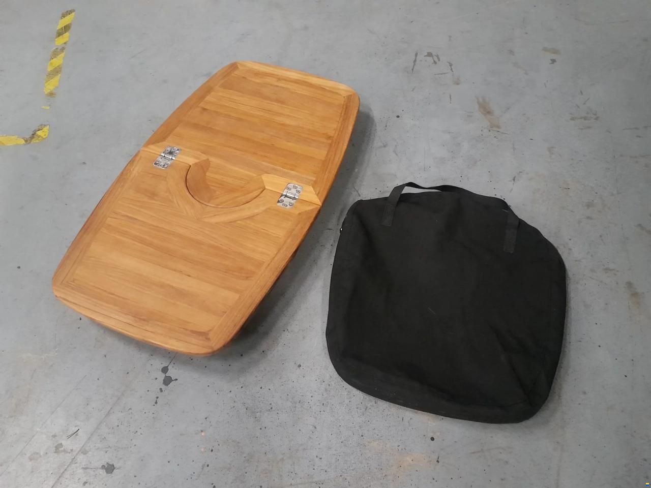 Table pour bateau avec socle et tube