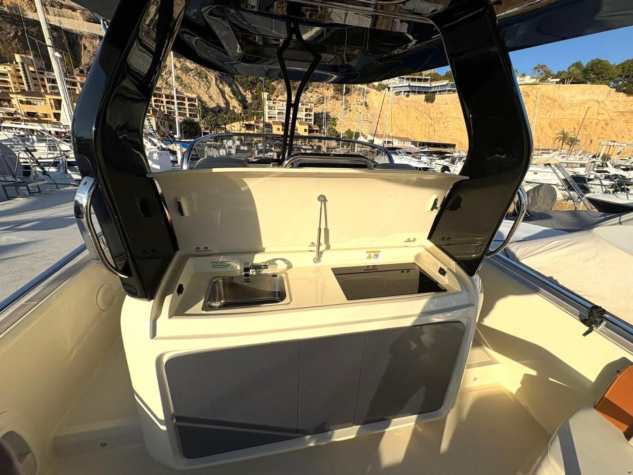 Invictus 320 GT