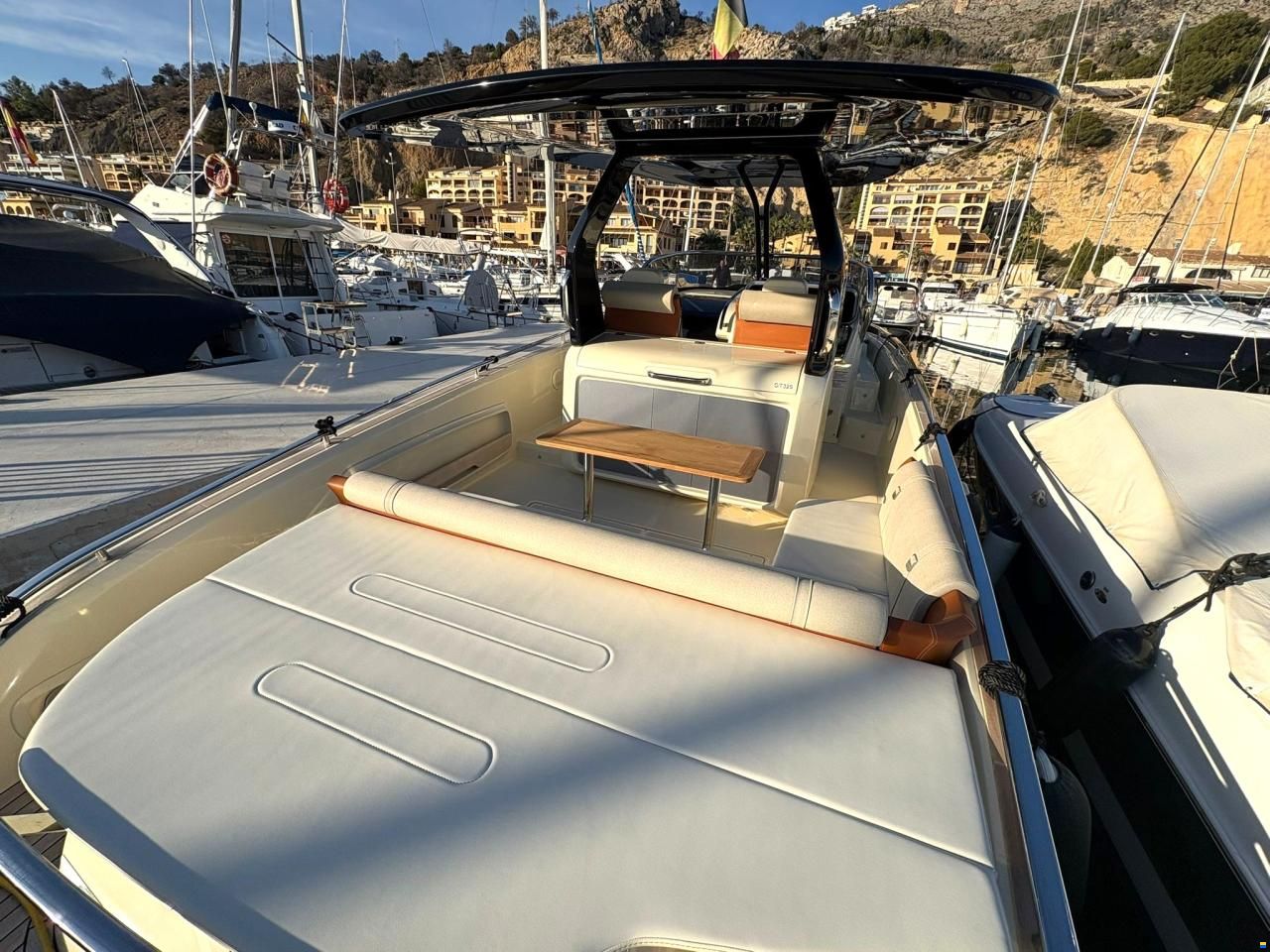 Invictus 320 GT