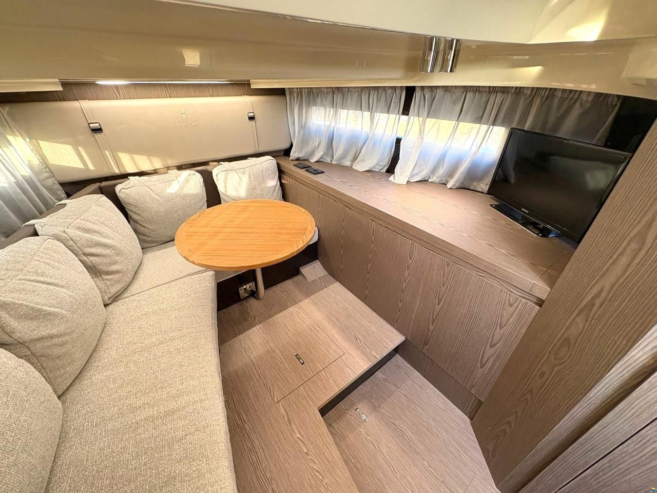 Invictus 320 GT