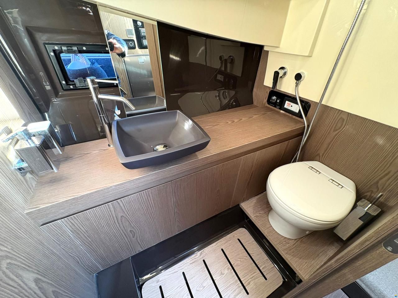 Invictus 320 GT