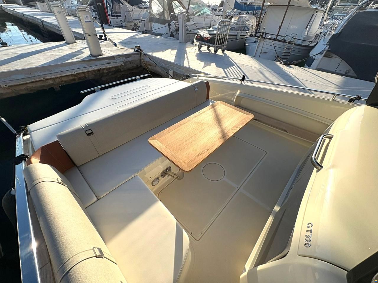 Invictus 320 GT