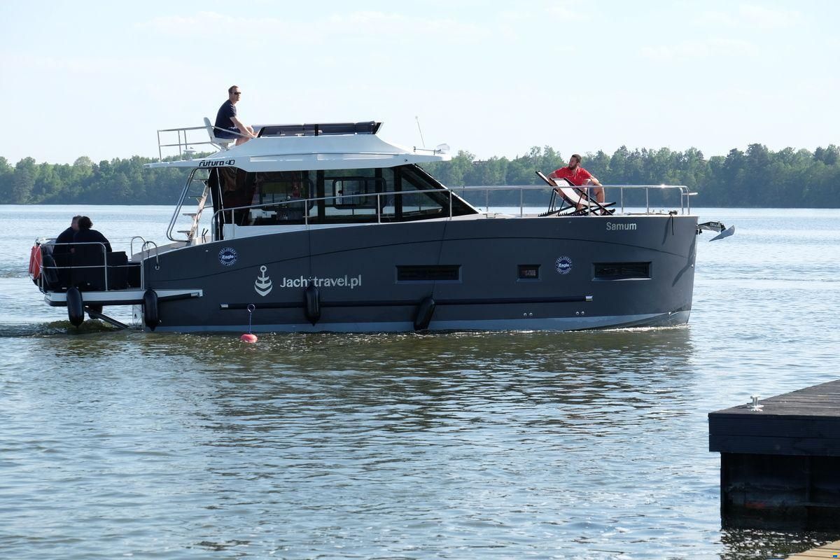 Cobra Futura 40 Grand Horizon